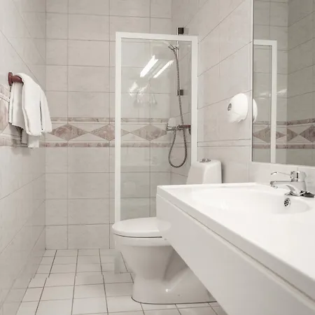 לינה וארוחת בוקר Melbu Hotell
